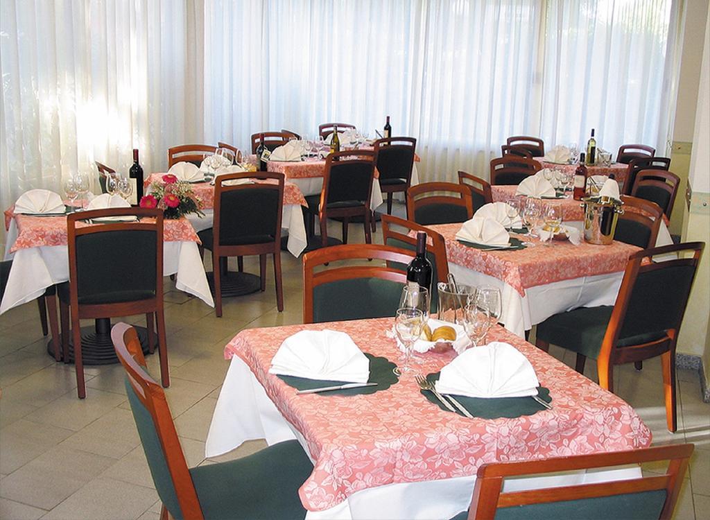 Hotel Aquila D'Oro Misano Adriatico Ngoại thất bức ảnh